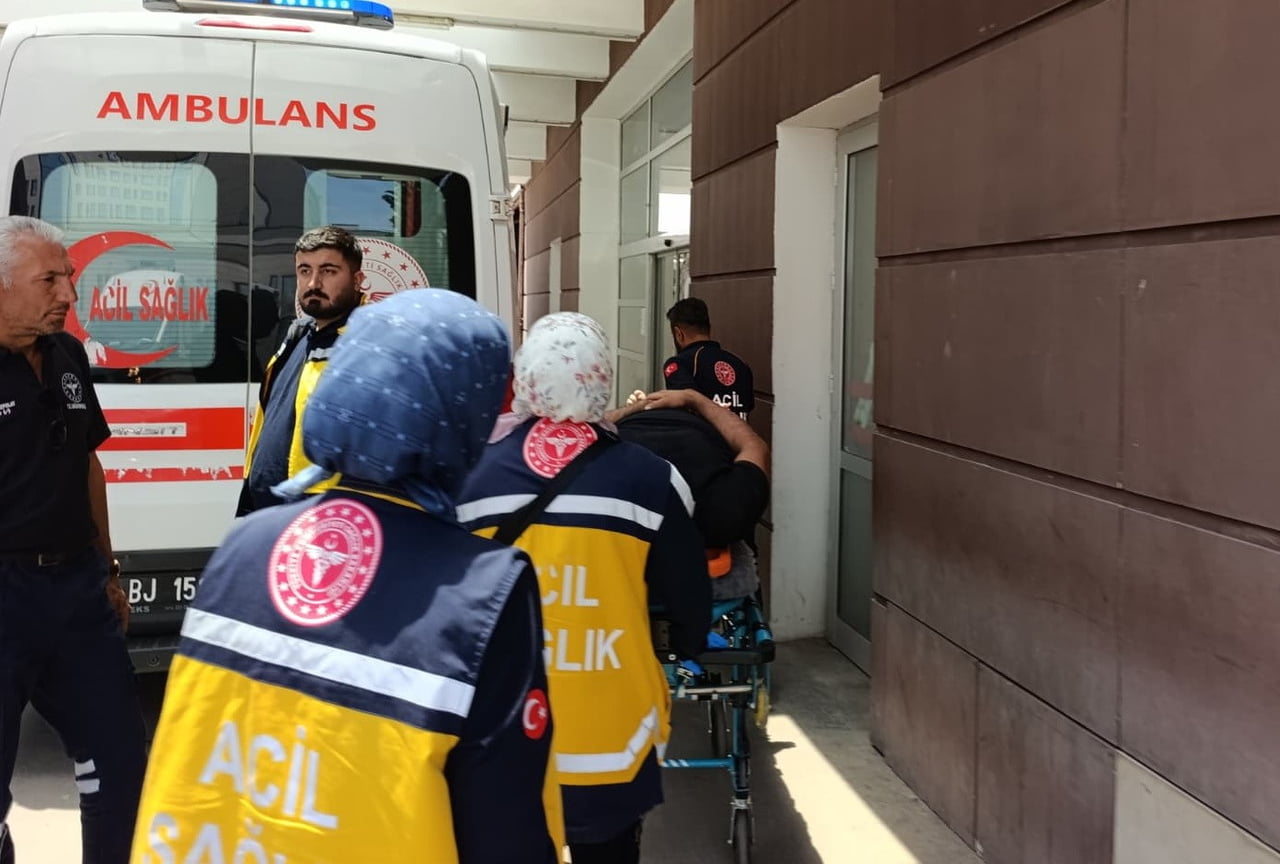 ADIYAMAN'DA, SÜRÜCÜSÜNÜN DİREKSİYON HAKİMİYETİNİ KAYBETTİĞİ KAMYONUN DEVRİLMESİ SONUCU 1 KİŞİ...