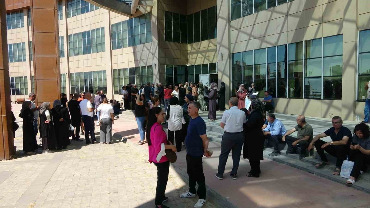 ADIYAMAN'DA YÜKSEKÖĞRETİM KURUMLARI SINAVI'NIN (YKS) İLK OTURUMU BAŞLADI.