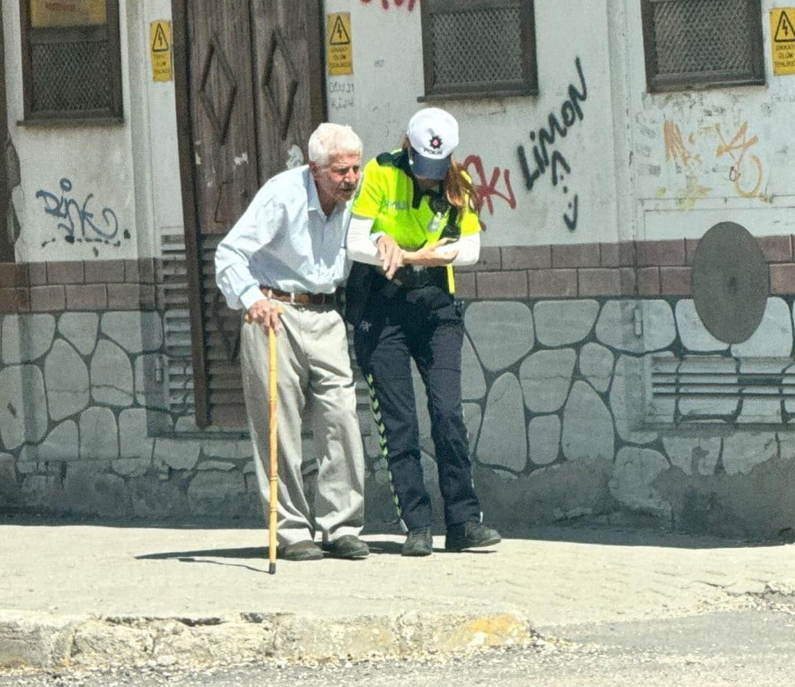 ADIYAMAN'DA YÜRÜMEKTE GÜÇLÜK ÇEKEN YAŞLI BİR VATANDAŞA TRAFİK POLİS MEMURU YARDIM ELİ...