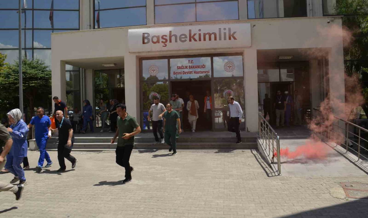 ADIYAMAN'IN BESNİ İLÇE DEVLET HASTANESİ'NDE, OLASI YANGIN VE ACİL DURUMLARA HAZIRLIK AMACIYLA...