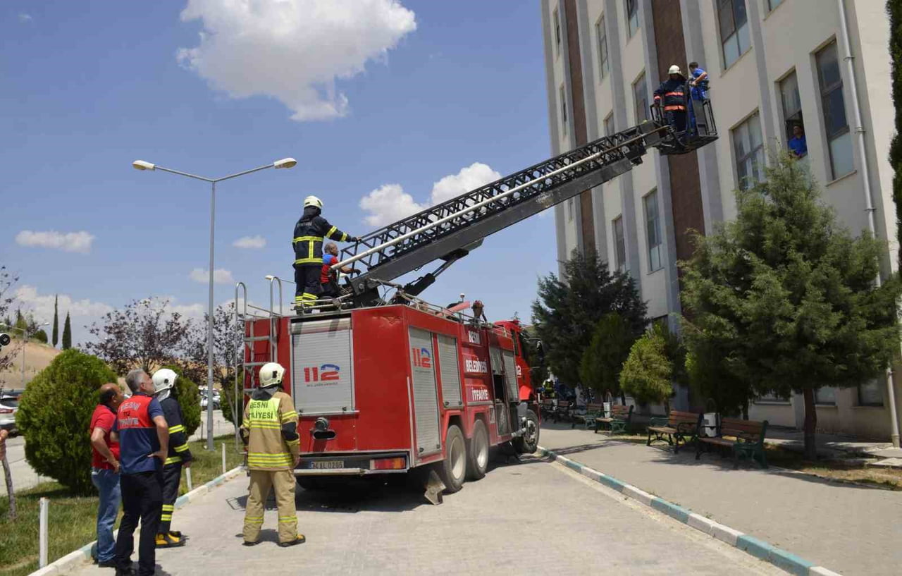ADIYAMAN'IN BESNİ İLÇE DEVLET HASTANESİ'NDE, OLASI YANGIN VE ACİL DURUMLARA HAZIRLIK AMACIYLA...