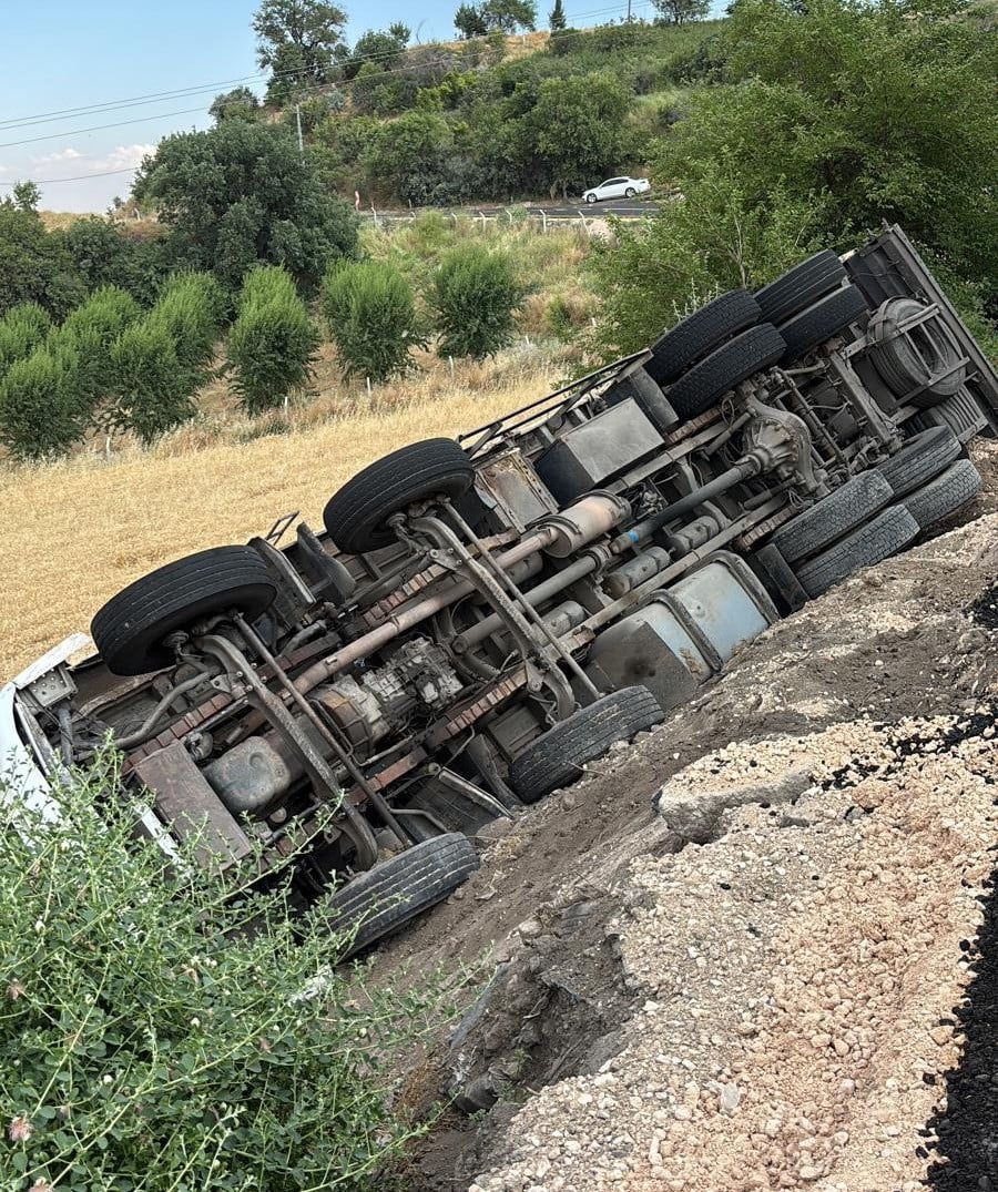ADIYAMAN'IN KAHTA İLÇESİNDE ARPA YÜKLÜ KAMYONUN ŞARAMPOLE DEVRİLMESİ SONUCU TONLARCA ARPA...