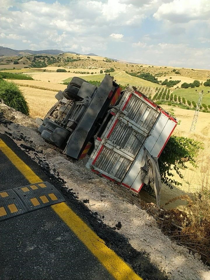 ADIYAMAN'IN KAHTA İLÇESİNDE ARPA YÜKLÜ KAMYONUN ŞARAMPOLE DEVRİLMESİ SONUCU TONLARCA ARPA...