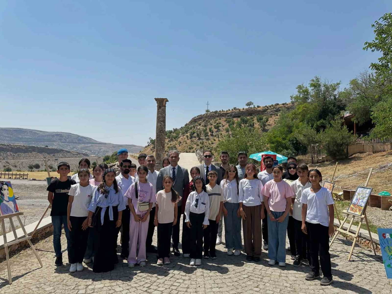 ADIYAMAN'IN KAHTA İLÇESİNDE BULUNAN TARİHİ CENDERE KÖPRÜSÜ ÜZERİNDE, ÇAMDERE ORTAOKULU TARAFINDAN...