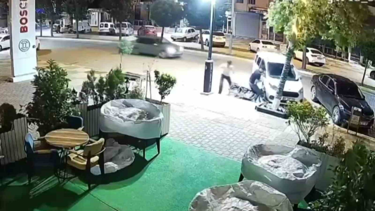ADIYAMAN'IN KAHTA İLÇESİNDE KONTROLDEN ÇIKAN BİR MOTOSİKLETİN HAFİF TİCARİ ARACA ÇARPMA ANI...