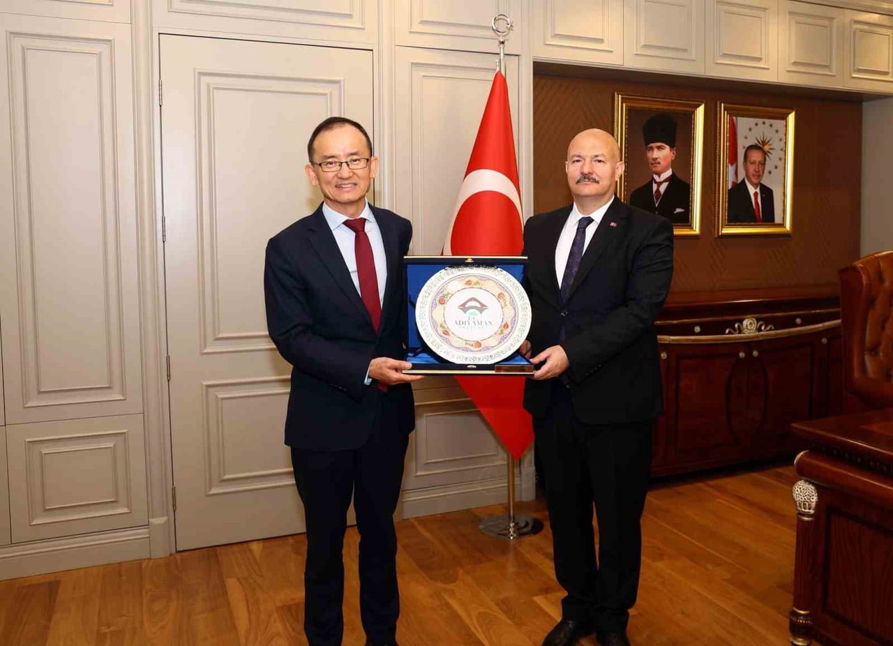ADIYAMAN’A GELEN ÇİN HALK CUMHURİYETİ ANKARA BÜYÜKELÇİSİ JİANG XUEBİN VE BERABERİNDEKİ HEYET...