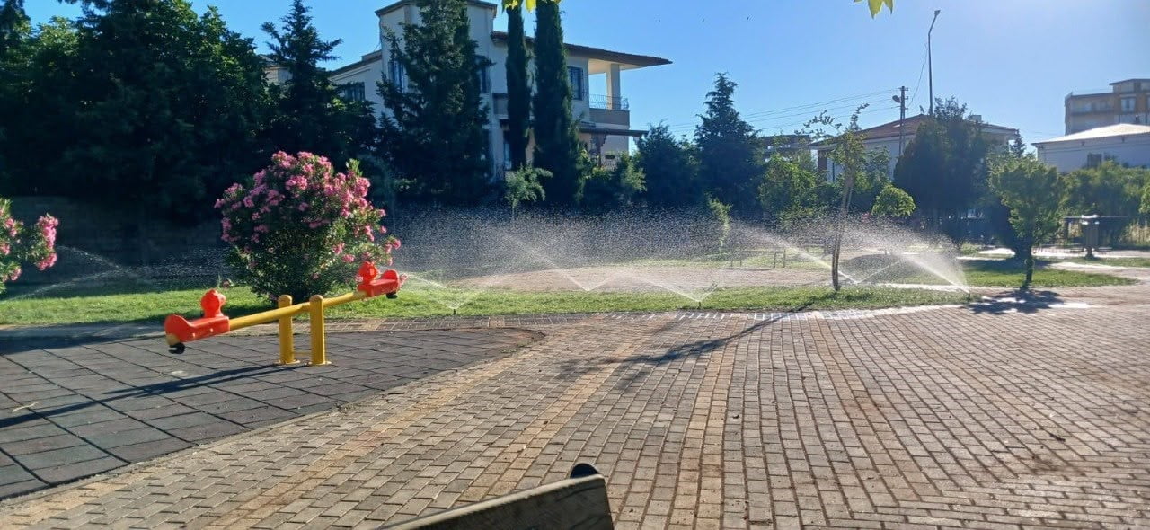 ADIYAMAN BELEDİYESİ PARK VE BAHÇELER MÜDÜRLÜĞÜ EKİPLERİ, HAVA SICAKLIKLARININ ARTMASIYLA BİRLİKTE...
