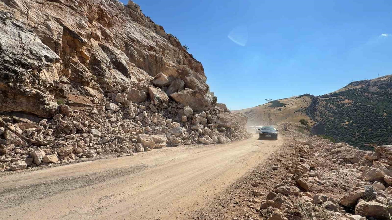 ADIYAMAN-ÇELİKHAN KARAYOLUNA DEV KAYA PARÇALARI DÜŞTÜ.