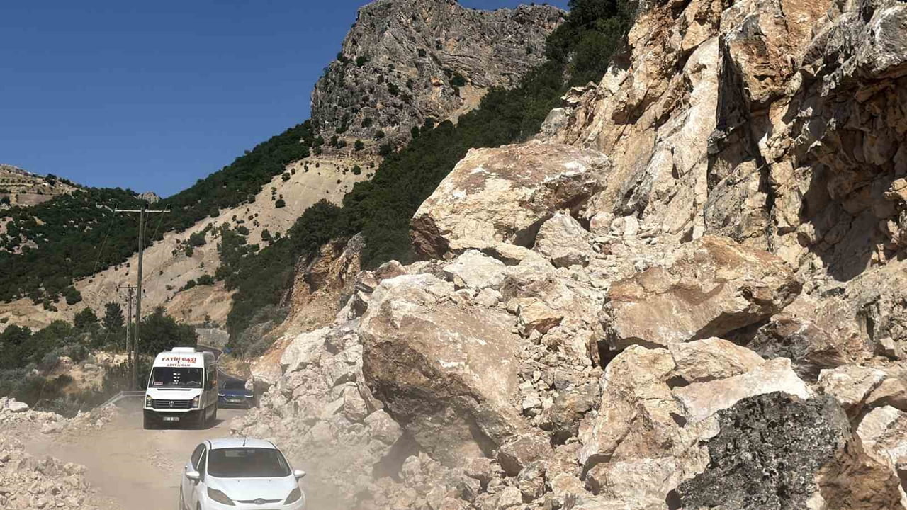 ADIYAMAN-ÇELİKHAN KARAYOLUNA DEV KAYA PARÇALARI DÜŞTÜ.