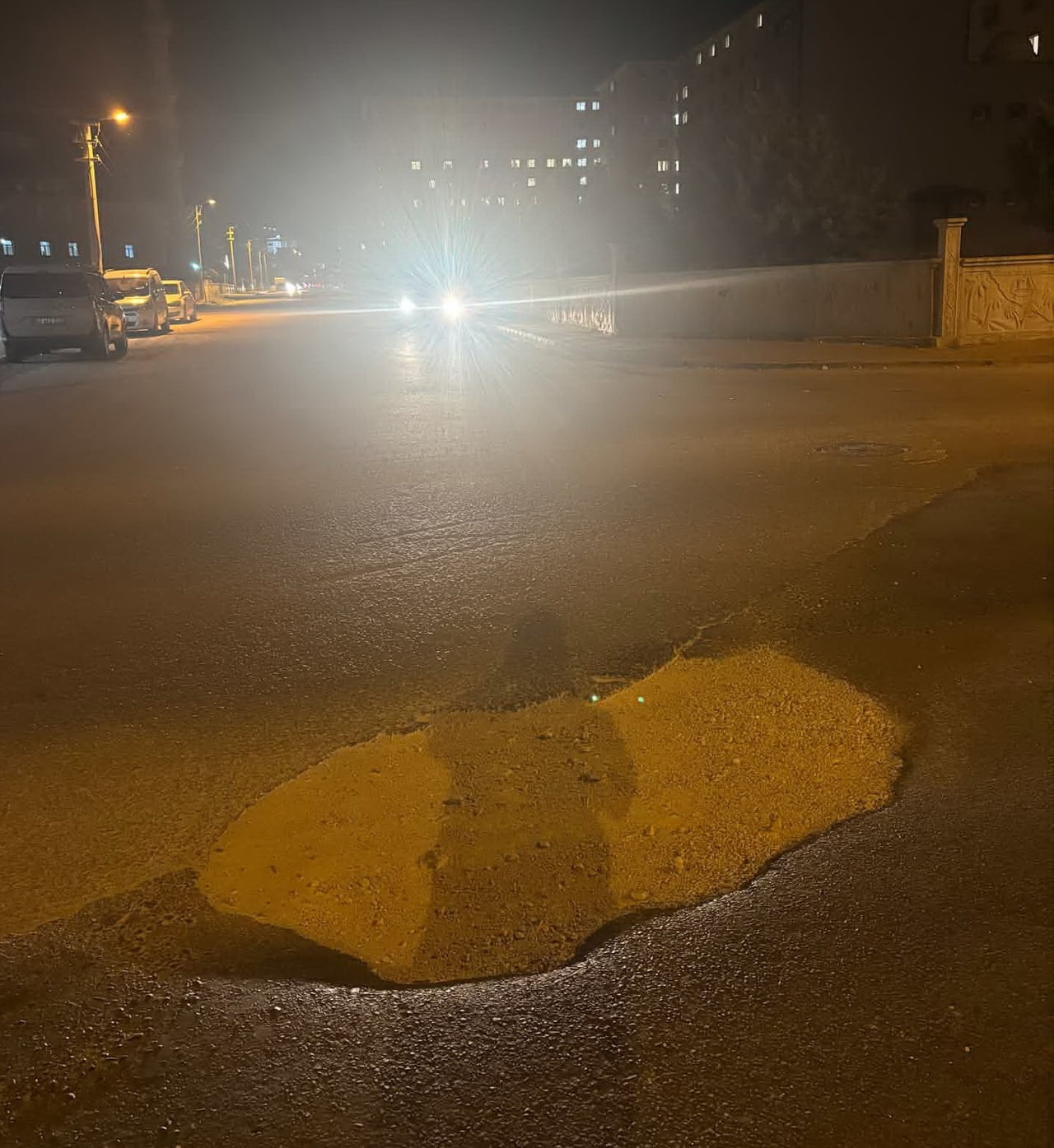 ADIYAMAN’DA ANA YOL ORTASINDA BULUNAN ÇUKUR KAZALARA DAVETİYE ÇIKARIYOR.