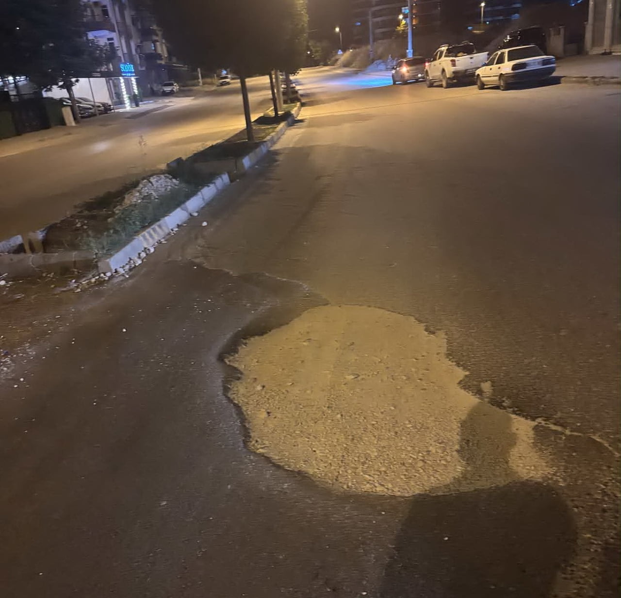 ADIYAMAN’DA ANA YOL ORTASINDA BULUNAN ÇUKUR KAZALARA DAVETİYE ÇIKARIYOR.