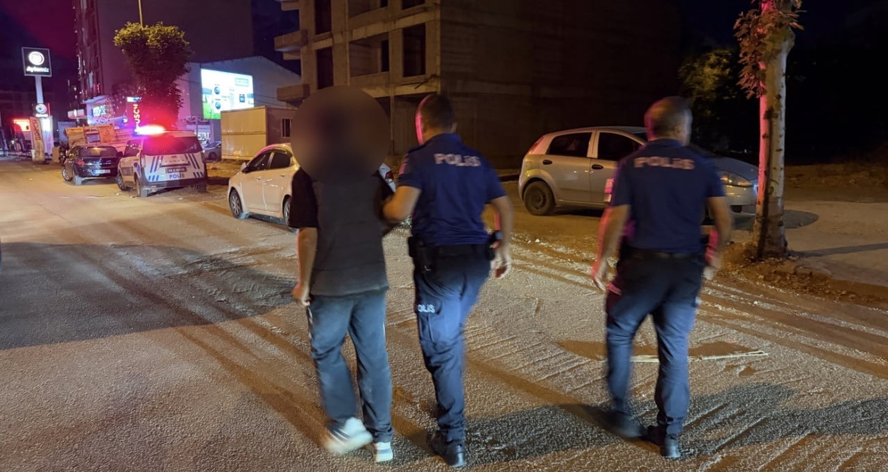 ADIYAMAN’DA AYAKTA DURMAKTA GÜÇLÜK ÇEKEN VE KARAYOLUNA ÇIKAN BİR ŞAHIS EKİPLERİ HAREKETE...