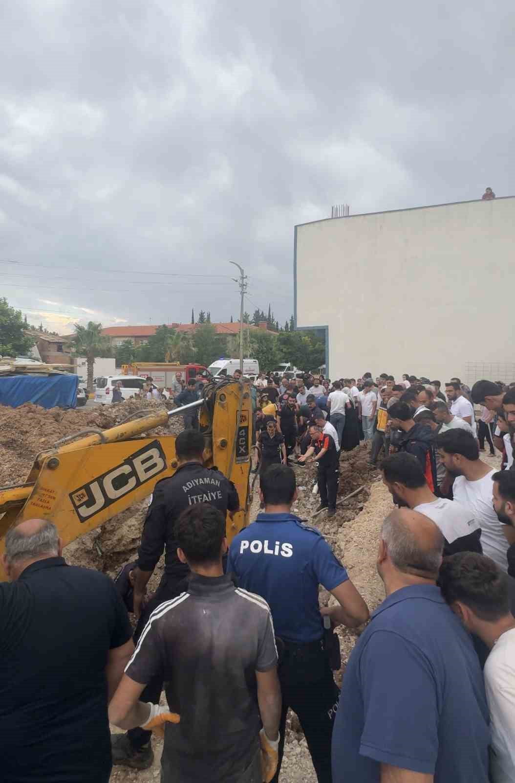 ADIYAMAN’DA BABA VE OĞLU KUYU ÇALIŞMALARI ESNASINDA TOPRAK ALTINDA KALARAK YARALANDI.