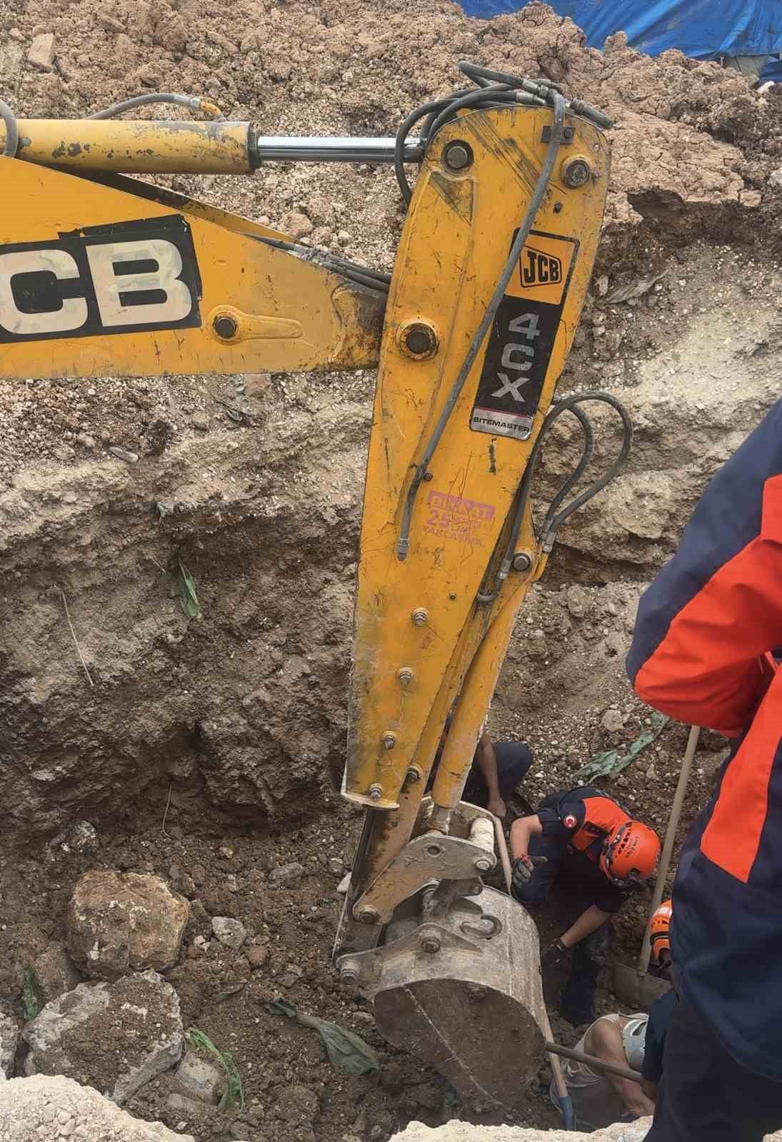 ADIYAMAN’DA BABA VE OĞLU KUYU ÇALIŞMALARI ESNASINDA TOPRAK ALTINDA KALARAK YARALANDI.