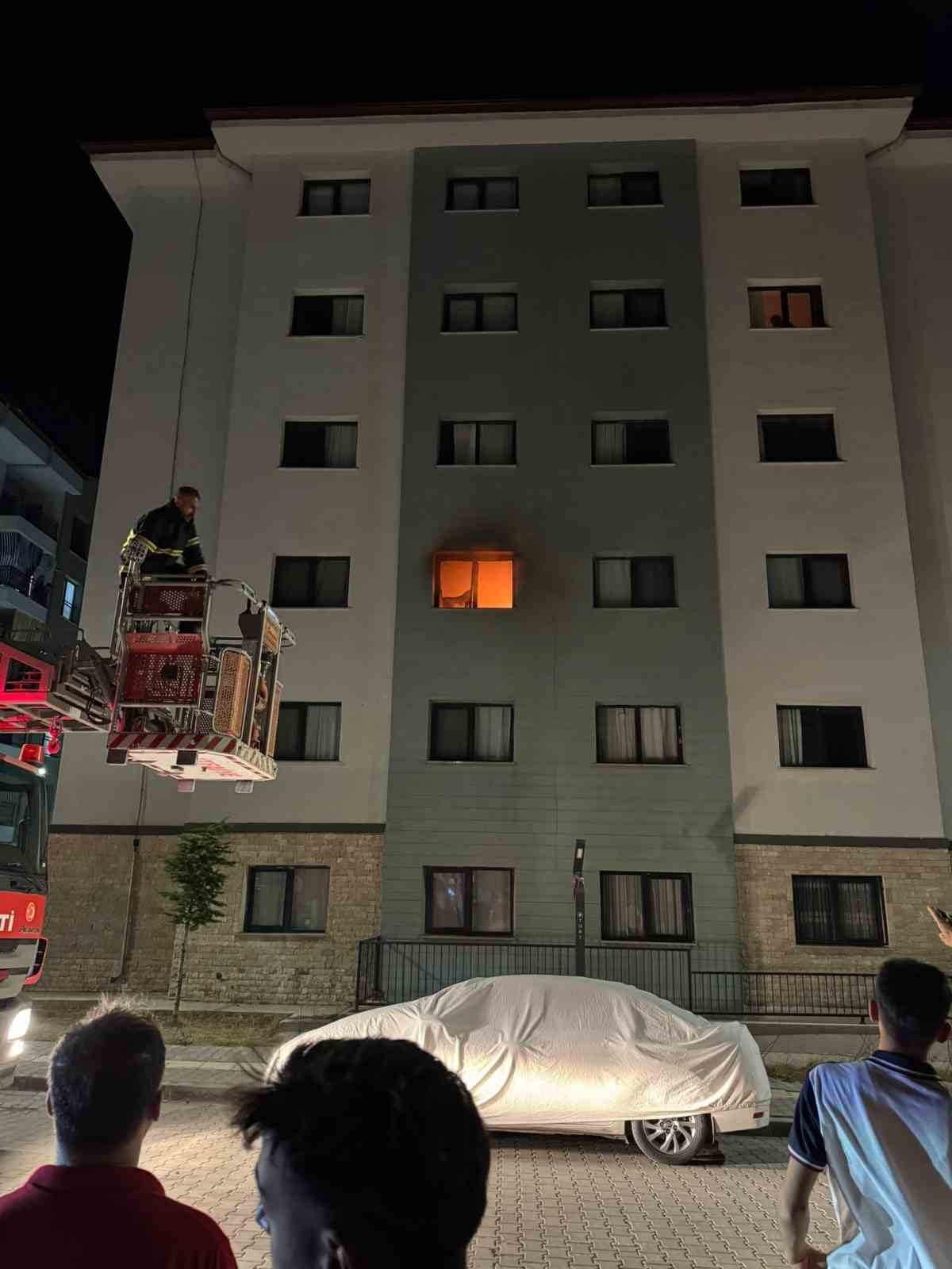 ADIYAMAN’DA BİR BİNADA MEYDANA GELEN YANGINDA 2 KİŞİ DUMANDAN ETKİLENEREK HASTANEYE...