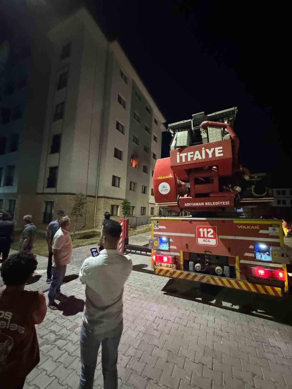ADIYAMAN’DA BİR BİNADA MEYDANA GELEN YANGINDA 2 KİŞİ DUMANDAN ETKİLENEREK HASTANEYE...
