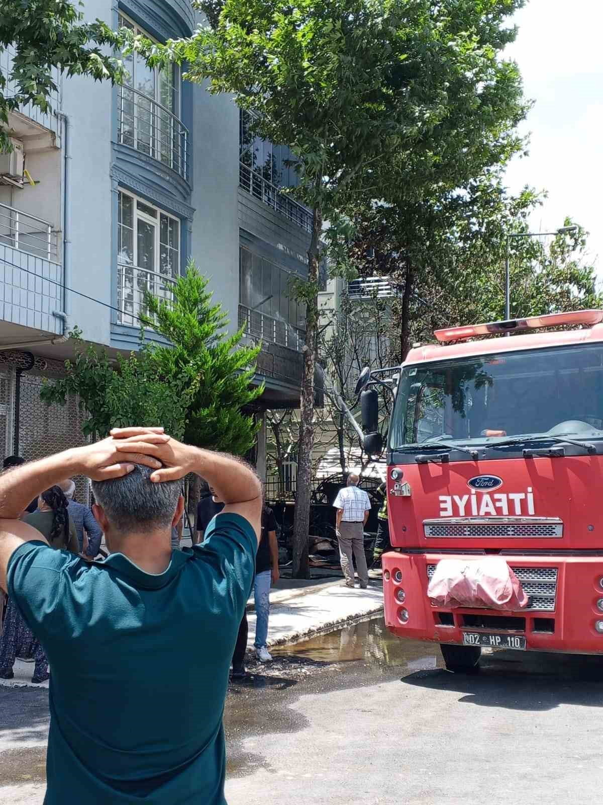 ADIYAMAN’DA, BİR BİNANIN ÖNÜNDE ÇIKAN YANGINDA 5 KİŞİ DUMANDAN ETKİLENDİ.