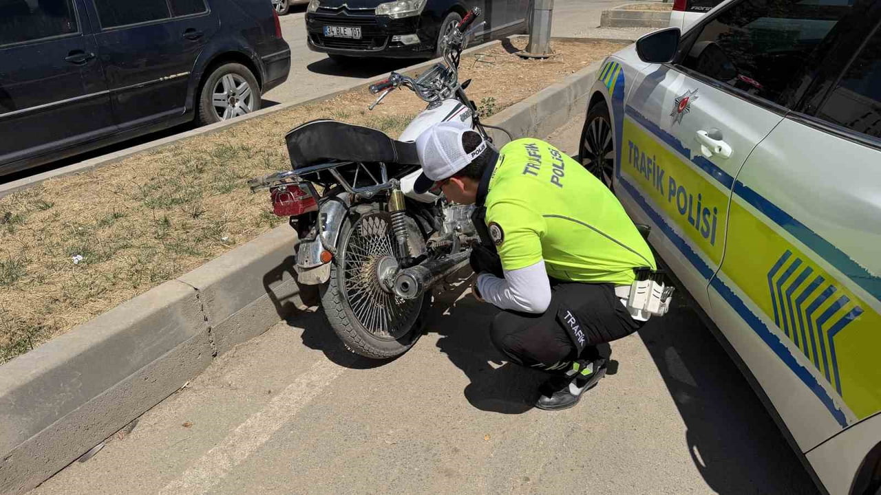 ADIYAMAN’DA BİR MOTOSİKLET SÜRÜCÜSÜ HAFTADA BİR CEZA ÜSTÜNE CEZA YEMEĞE DEVAM EDİYOR.