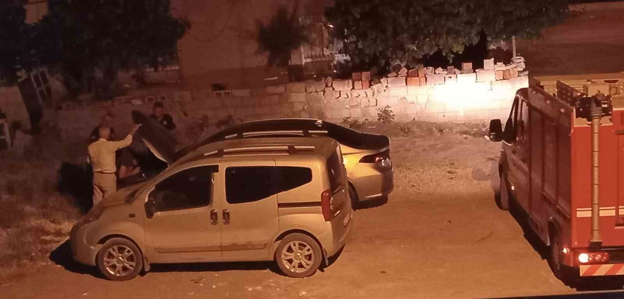 ADIYAMAN’DA, BİR OTOMOBİLİN MOTOR KISMINA GİREREK SIKIŞAN KEDİ, İTFAİYE EKİPLERİNCE...