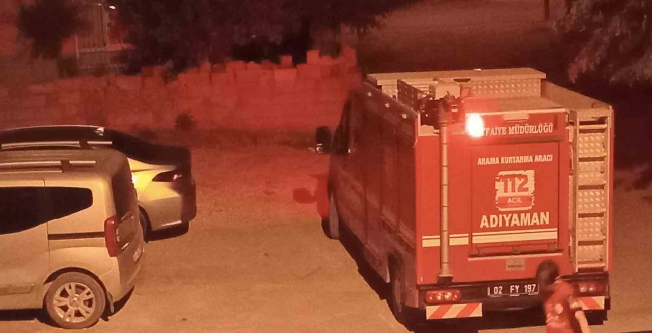 ADIYAMAN’DA, BİR OTOMOBİLİN MOTOR KISMINA GİREREK SIKIŞAN KEDİ, İTFAİYE EKİPLERİNCE...