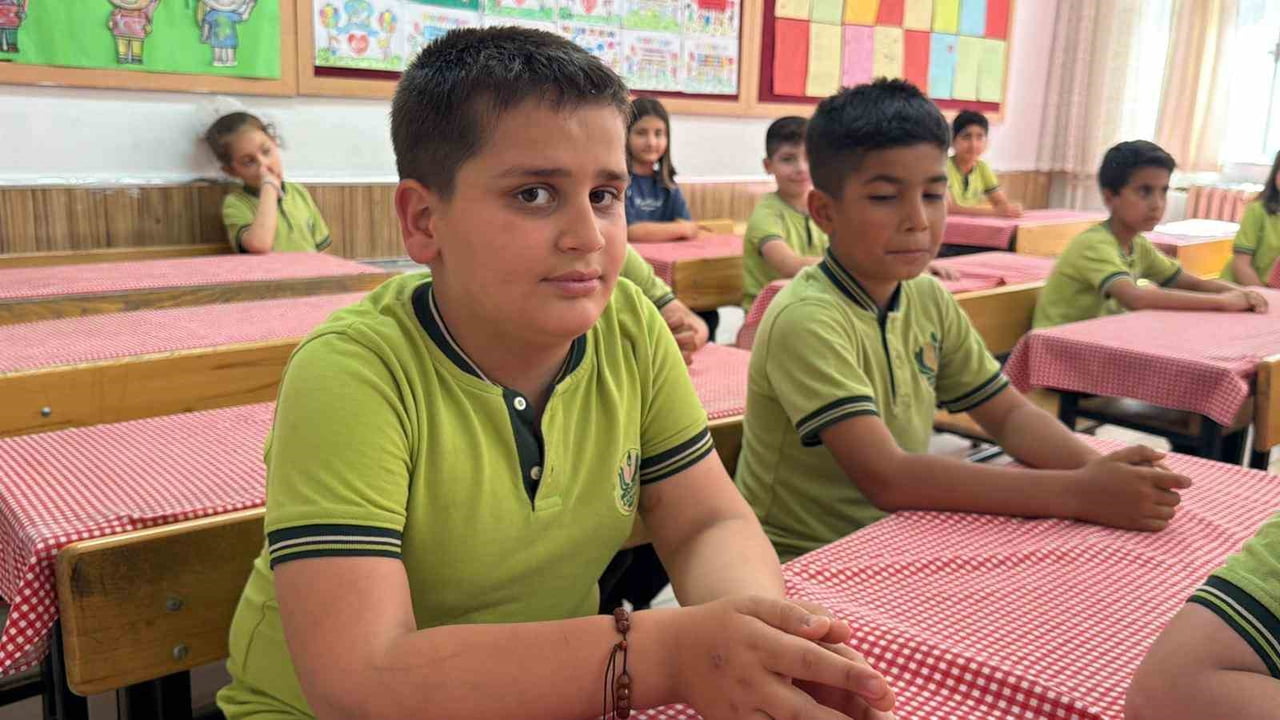 ADIYAMAN’DA, BOĞAZINDA ŞEKER KALMASI SONUCU NEFES ALAMAYAN ÖĞRENCİ, NÖBETÇİ ÖĞRETMENİN YAPTIĞI...