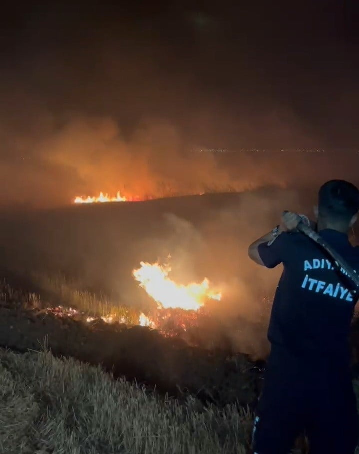 ADIYAMAN’DA, BUĞDAY TARLASINDA MEYDANA GELEN YANGIN 45 DÖNÜMLÜK ALANI KÜLE ÇEVİRDİ.