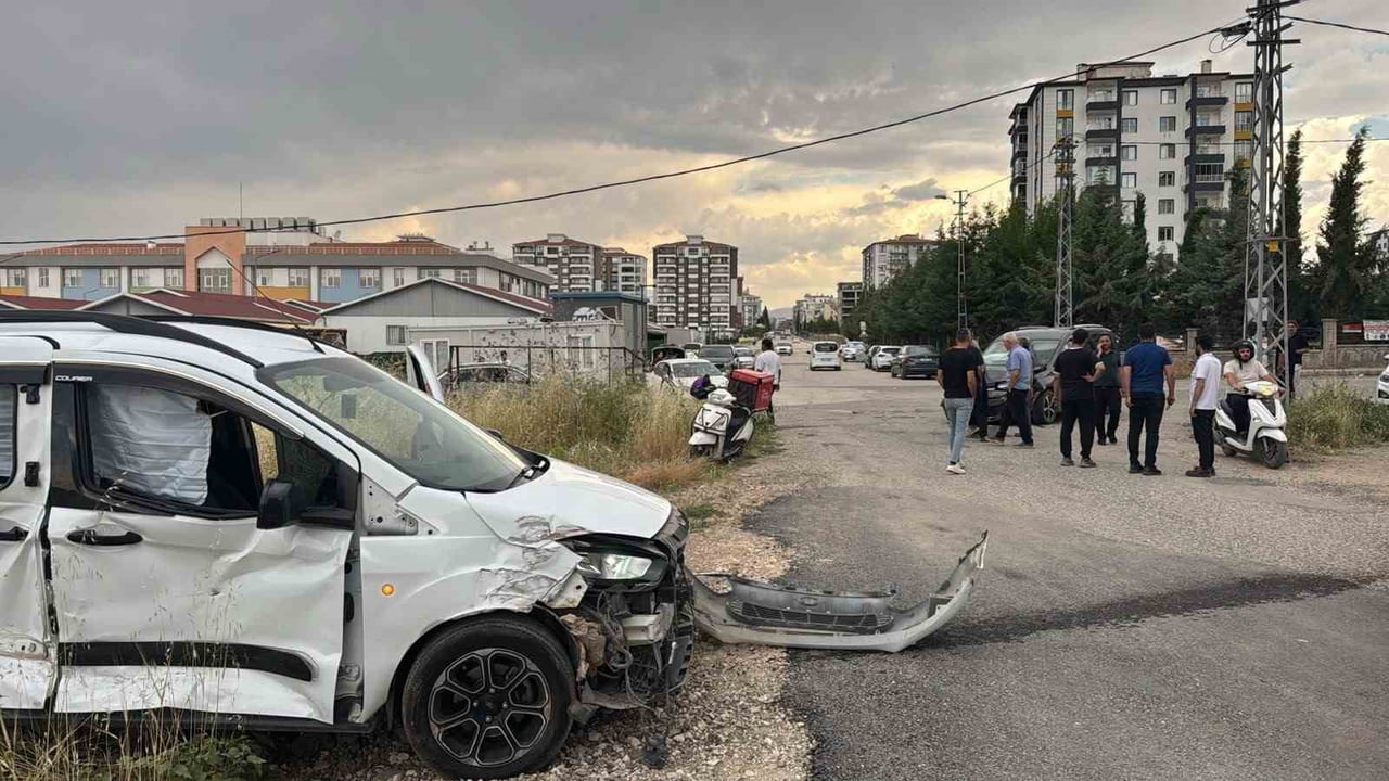 ADIYAMAN’DA İKİ HAFİF TİCARİ ARACIN ÇARPIŞMASI SONUCU 2 KİŞİ YARALANDI.