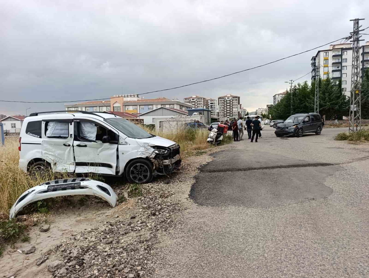 ADIYAMAN’DA İKİ HAFİF TİCARİ ARACIN ÇARPIŞMASI SONUCU 2 KİŞİ YARALANDI.