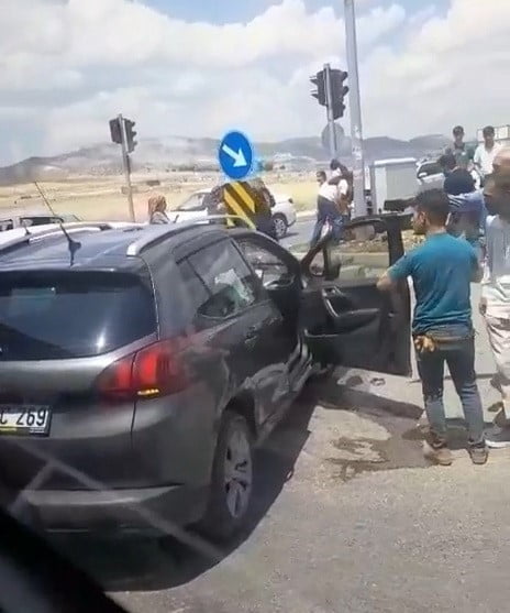 ADIYAMAN’DA İKİ OTOMOBİLİN ÇARPIŞMASI SONUCU MEYDANA GELEN KAZADA 1 KİŞİ YARALANDI.