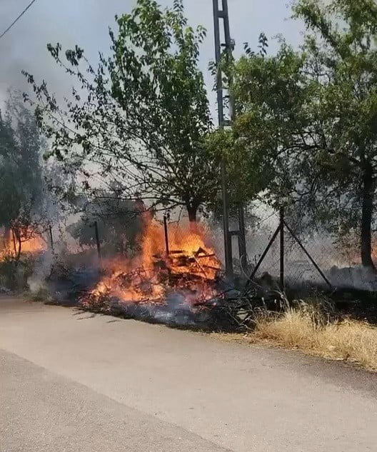 ADIYAMAN’DA KARADAĞ ORMANLIK ALANDA MEYDANA GELEN YANGIN KORKUYA NEDEN OLDU.