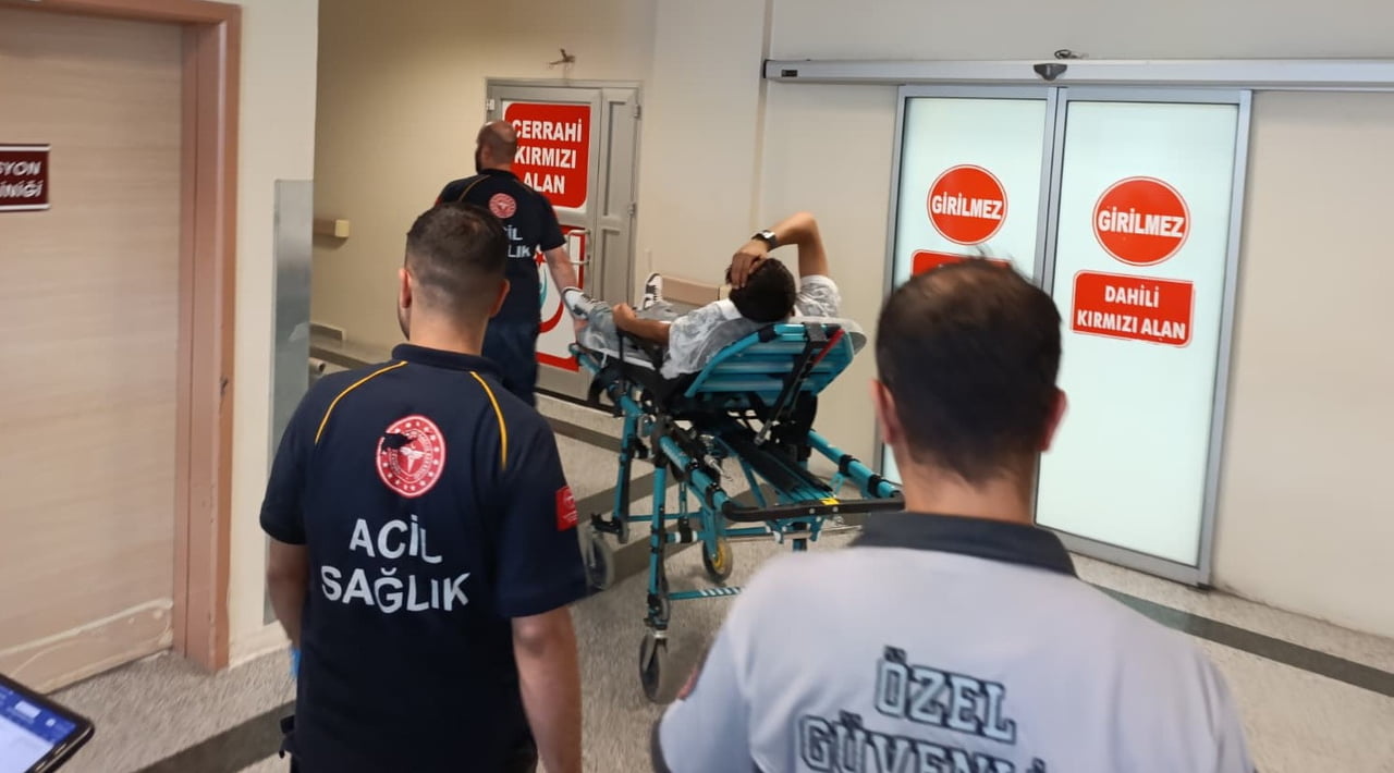 ADIYAMAN’DA, KENDİSİNİ GASP ETMEYE ÇALIŞAN İKİ ŞAHSA DİRENEN 13 YAŞINDAKİ ÇOCUK, BIÇAKLANARAK...