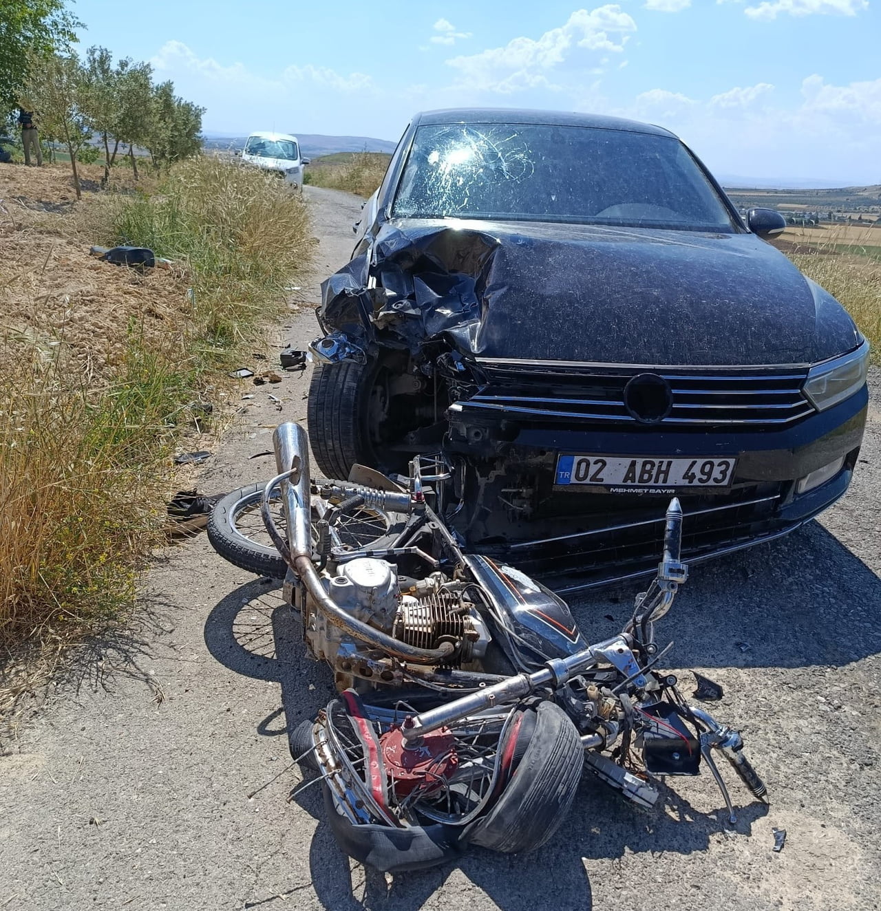 ADIYAMAN’DA, OTOMOBİL İLE MOTOSİKLETİN ÇARPIŞMASI SONUCU 2 KİŞİ AĞIR YARALANDI.