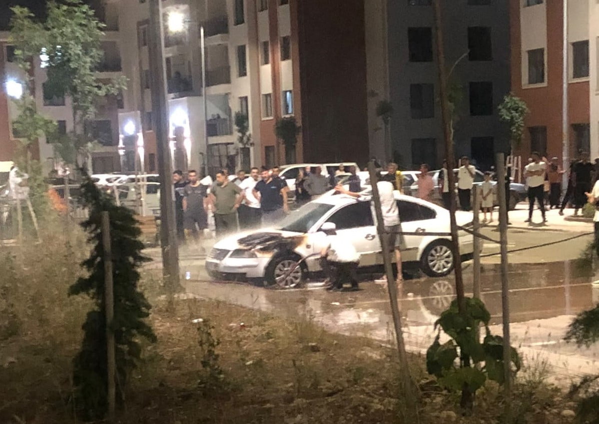 ADIYAMAN’DA, PARK HALİNDEKİ BİR OTOMOBİL ALEV ALARAK YANDI.