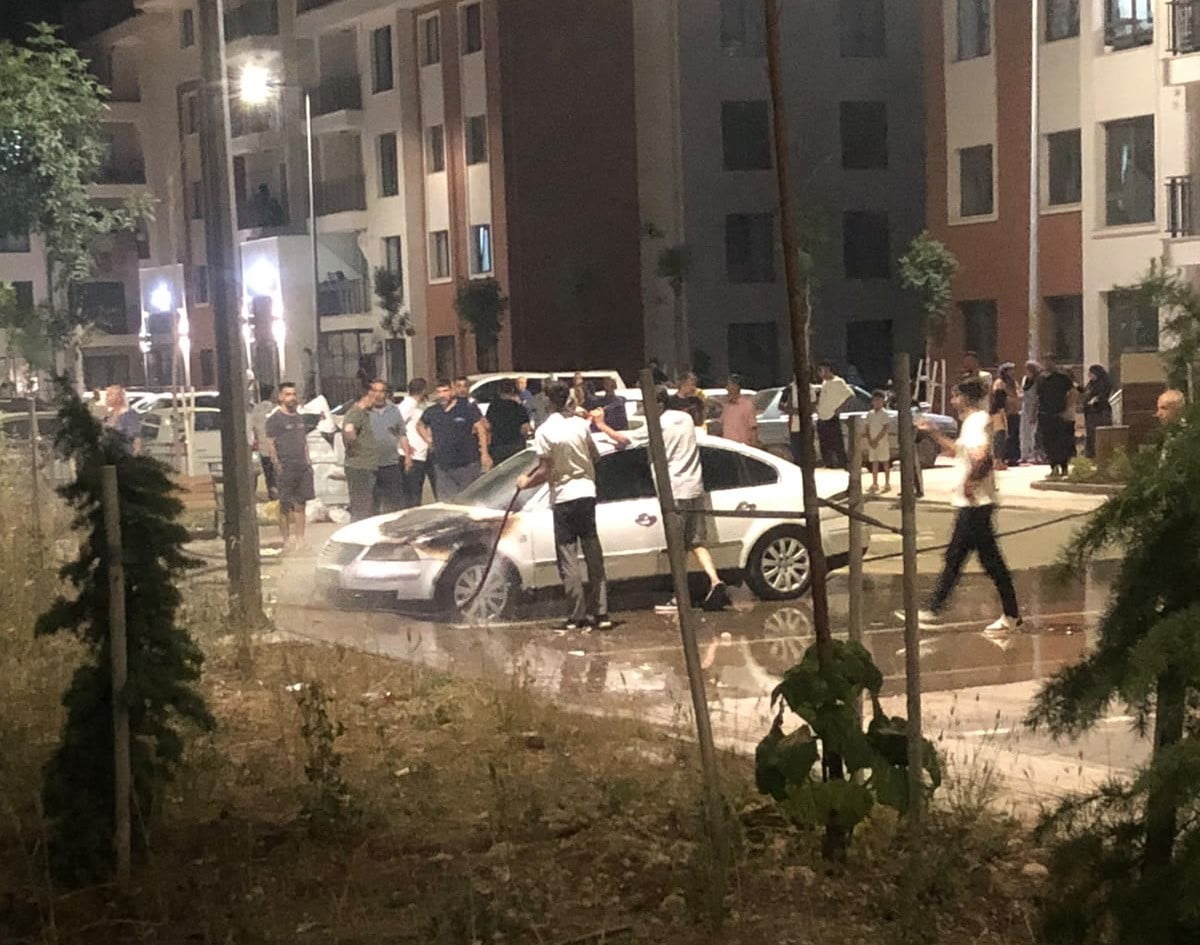 ADIYAMAN’DA, PARK HALİNDEKİ BİR OTOMOBİL ALEV ALARAK YANDI.