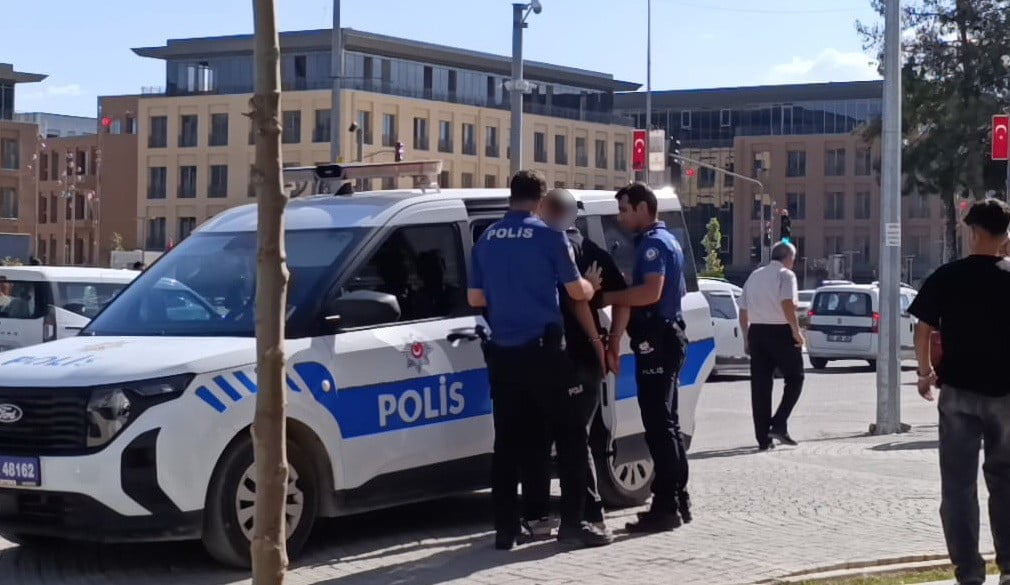 ADIYAMAN’DA POLİS EKİPLERİNİN DUR İKAZLARINA UYMAYARAK KAÇAN ŞAHIS YAKALANARAK GÖZALTINA ALINDI....