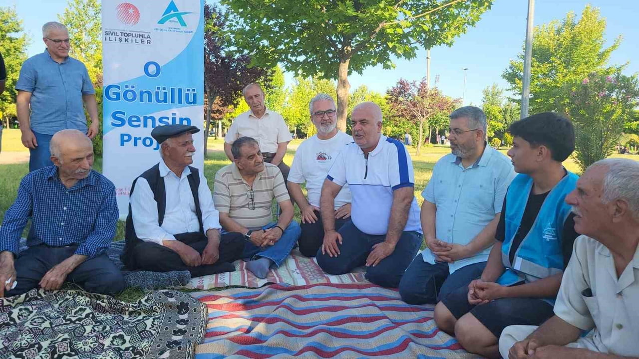 ADIYAMAN’DA "O GÖNÜLLÜ SENSİN" PROJESİ KAPSAMINDA GENÇLER İLE YAŞLILAR BİR ARAYA GELEREK KUŞAKLAR...