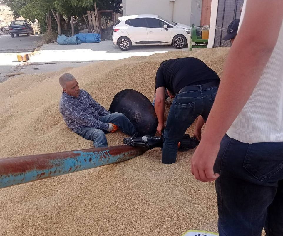ADIYAMAN’IN BESNİ İLÇESİNDE AYAĞINI HUBUBAT ELEVATÖRÜNE KAPTIRAN KİŞİ YARALANARAK HASTANEYE...