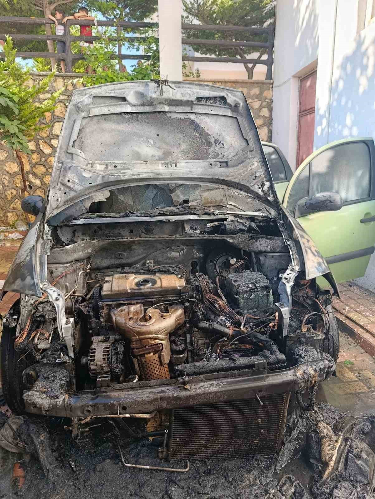 ADIYAMAN’IN BESNİ İLÇESİNDE BİR APARTMANIN AVLUSUNDA PARK HALİNDEKİ OTOMOBİLİN MOTOR BÖLÜMÜNDE...