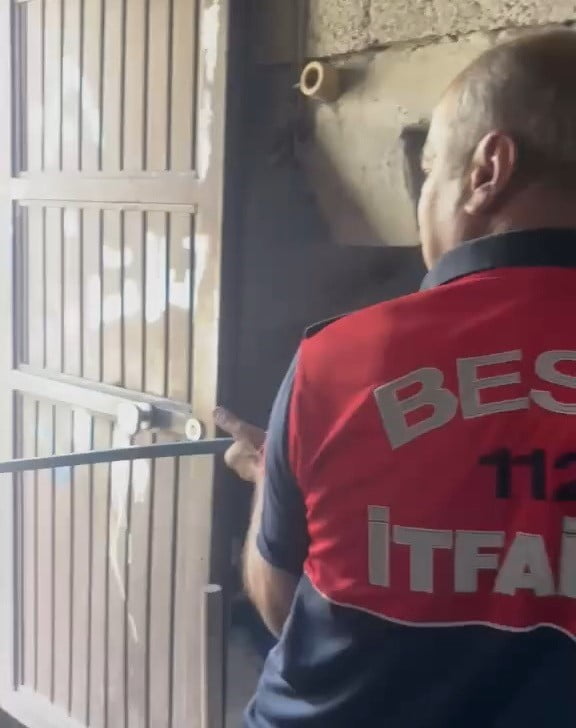 ADIYAMAN’IN BESNİ İLÇESİNDE BİR EVİN AMBARINA GİREN YILAN, VATANDAŞLAR ARASINDA KISA SÜRELİ PANİĞE...