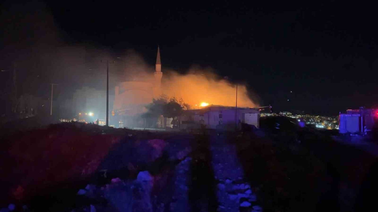 ADIYAMAN’IN BESNİ İLÇESİNDE BİR İŞ YERİNDE ÇIKAN YANGIN ŞİDDETLİ RÜZGARIN ETKİSİYLE BÜYÜDÜ....