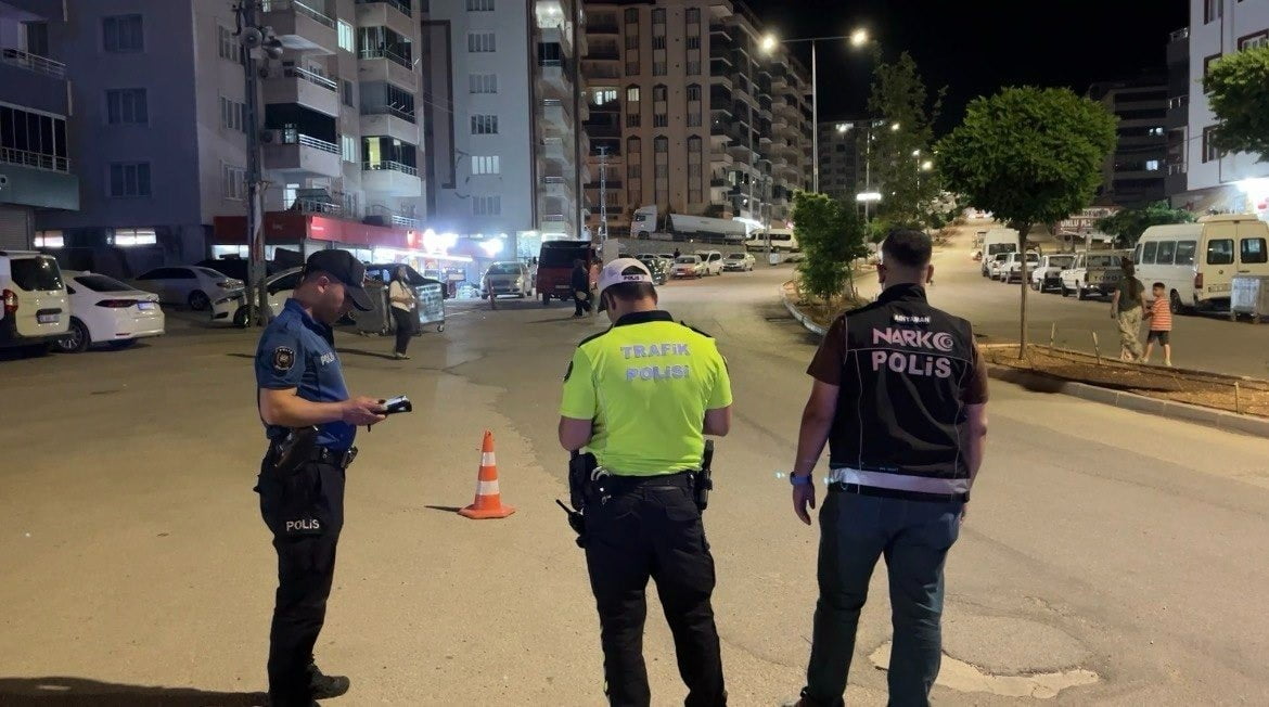 ADIYAMAN’IN BESNİ İLÇESİNDE GERÇEKLEŞTİRİLEN RUTİN ASAYİŞ VE TRAFİK UYGULAMASINDA SÜRÜCÜLERE...