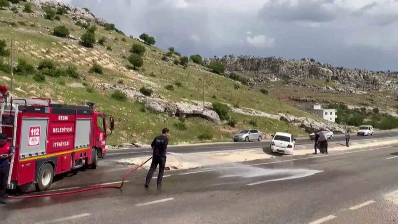 ADIYAMAN’IN BESNİ İLÇESİNDE İKİ OTOMOBİLİN ÇARPIŞMASI SONUCU 2 KİŞİ YARALANDI.