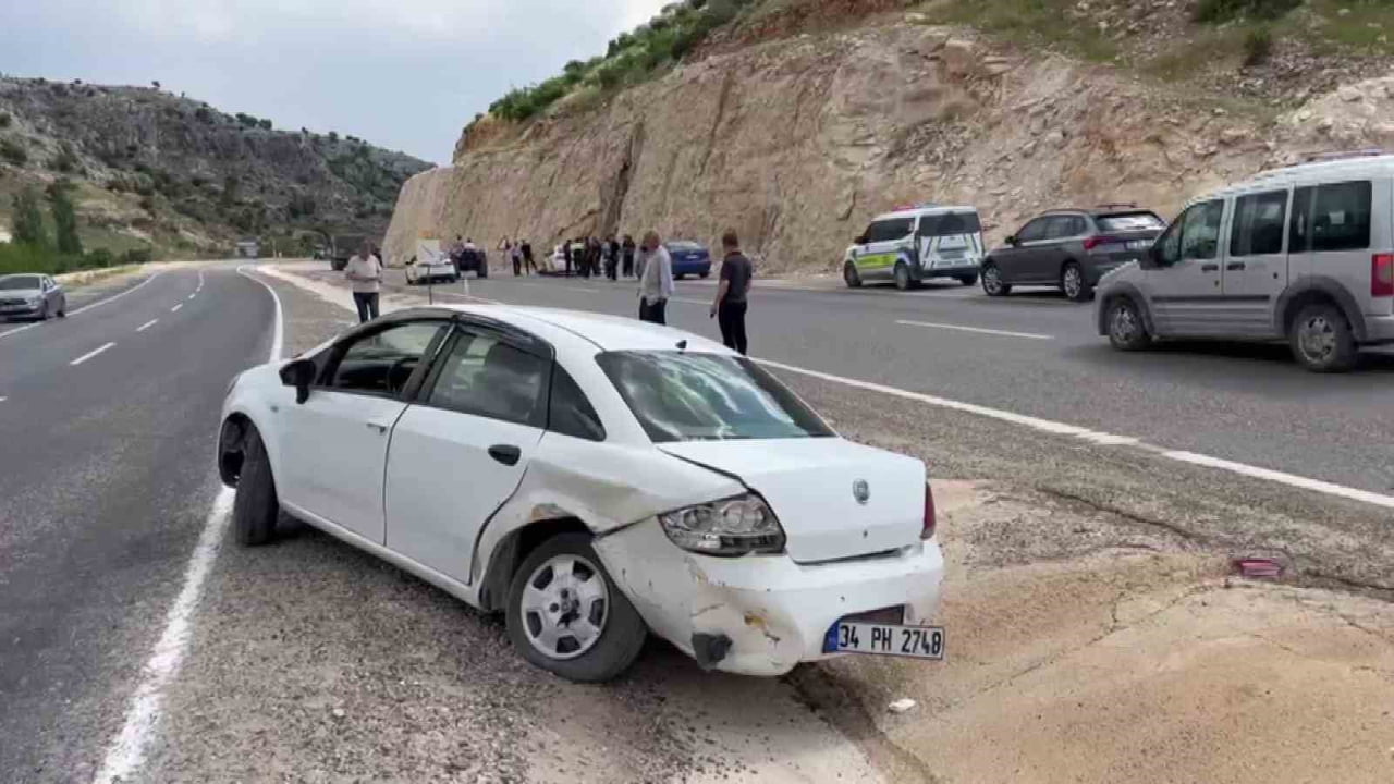 ADIYAMAN’IN BESNİ İLÇESİNDE İKİ OTOMOBİLİN ÇARPIŞMASI SONUCU 2 KİŞİ YARALANDI.