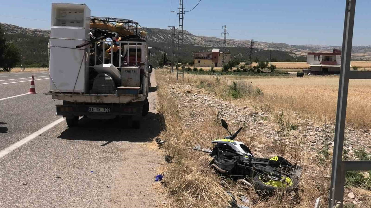 ADIYAMAN’IN BESNİ İLÇESİNDE KAMYONET İLE MOTOSİKLETİN ÇARPIŞMASI SONUCU 1’İ AĞIR 2 KİŞİ...