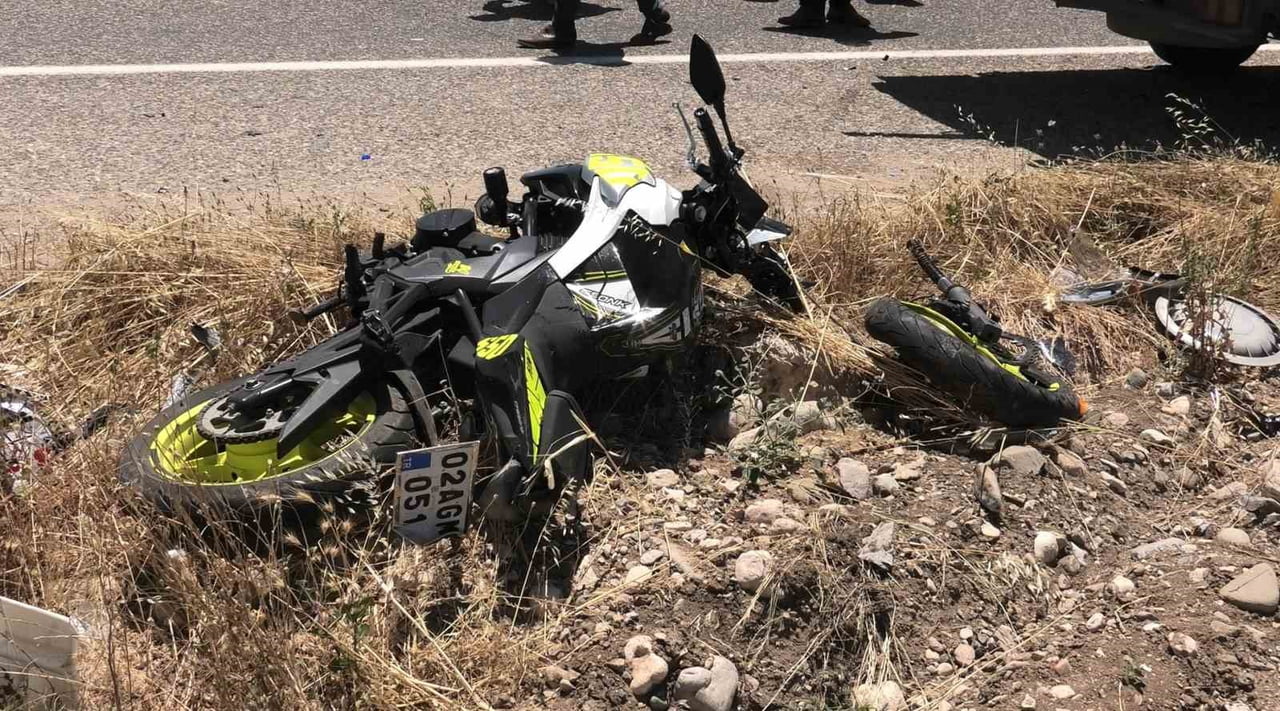 ADIYAMAN’IN BESNİ İLÇESİNDE KAMYONET İLE MOTOSİKLETİN ÇARPIŞMASI SONUCU AĞIR YARALANAN SÜRÜCÜ...