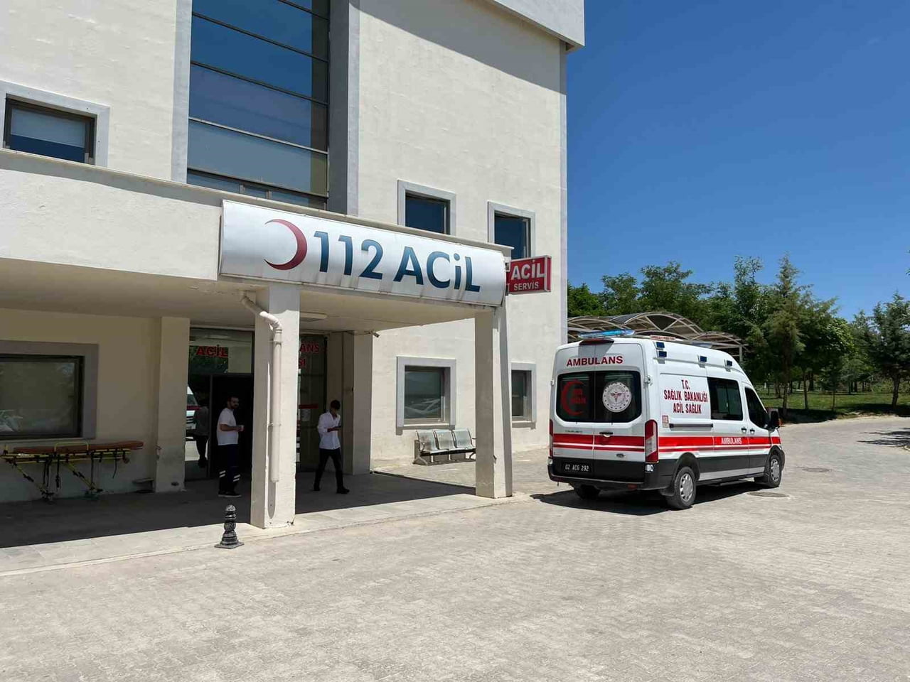 ADIYAMAN’IN BESNİ İLÇESİNDE OTOMOBİLİN ŞARAMPOLE DEVRİLMESİ SONUCU 2 KİŞİ YARALANDI.