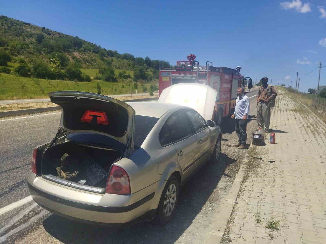 ADIYAMAN’IN BESNİ İLÇESİNDE SEYİR HALİNDEKİ BİR OTOMOBİL ALEV ALARAK YANDI.