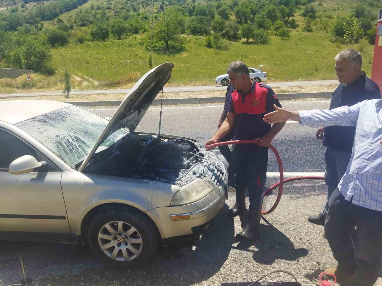 ADIYAMAN’IN BESNİ İLÇESİNDE SEYİR HALİNDEKİ BİR OTOMOBİL ALEV ALARAK YANDI.