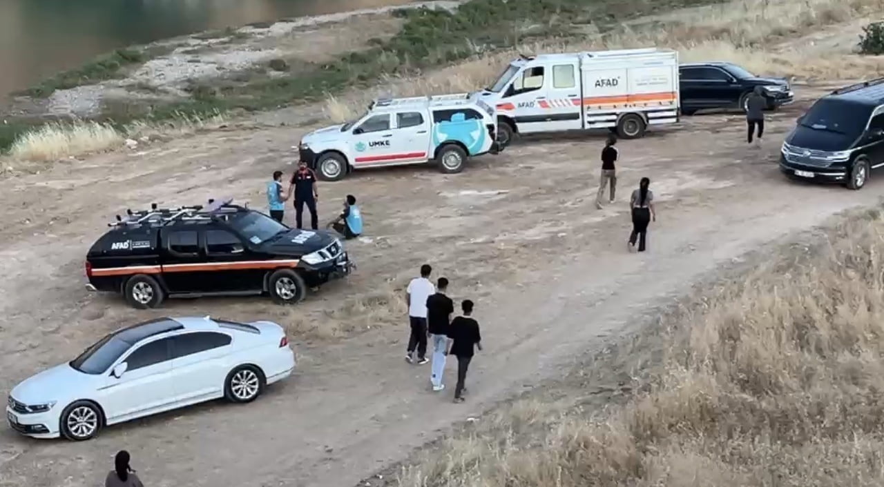 ADIYAMAN’IN BESNİ İLÇESİNE BAĞLI KIZILİN BÖLGESİNDE SUYA GİREREK AKINTIYA KAPILAN 4 GENÇTEN 1’İ...