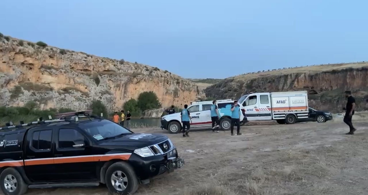 ADIYAMAN’IN BESNİ İLÇESİNE BAĞLI KIZILİN BÖLGESİNDE SUYA GİREREK AKINTIYA KAPILAN 4 GENÇTEN 1’İ...